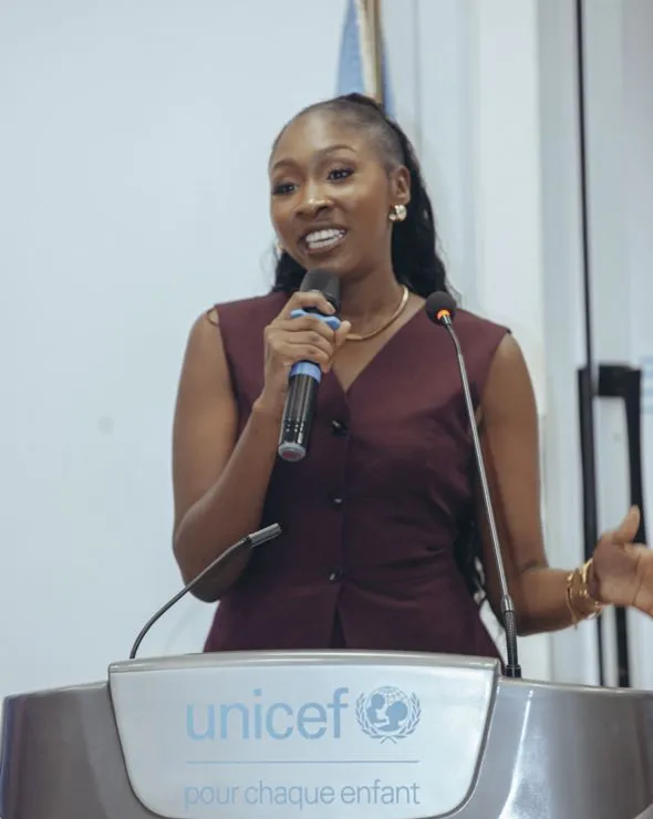 Sophie Tall au pupitre lors du lancement d’Amanii à l’UNICEF